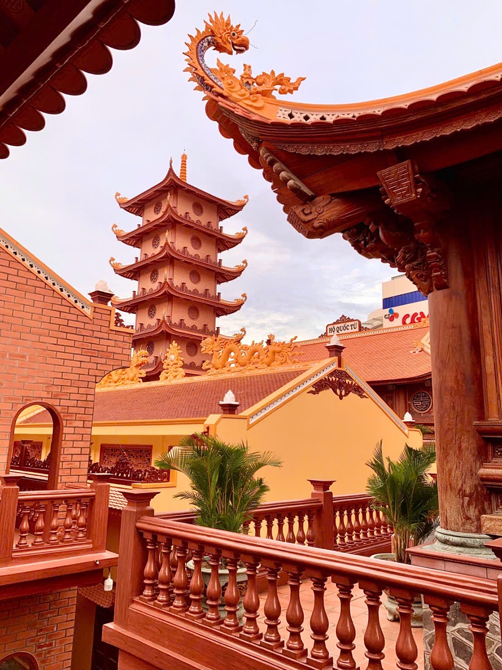 dung-chi-nhin-kien-truc-dinh-chua-co-bac-bo-bang-con-mat-tham-my 2.jpg